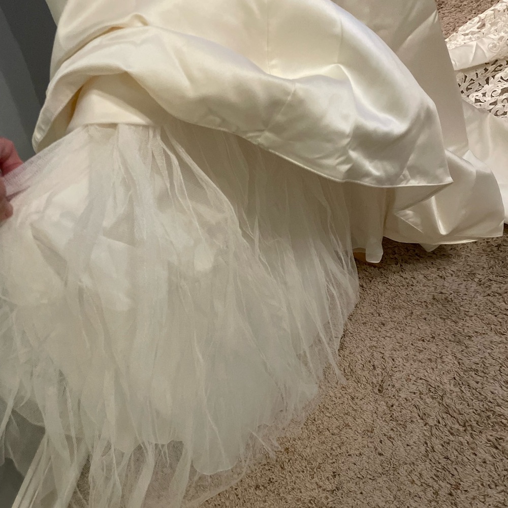Ivory wedding dress.  Buttons all the way down the back size 16 - Picture 5 of 9